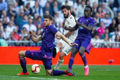 Isco chuta entre Okay y Pione Sisto.