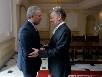 El presidente de Colombia, Juan Manuel Santos, recibe al mandatario electo, Iván Duque. 