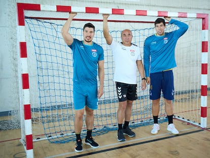 Talant Dujshebaev, entre sus hijos Álex y Dani, el pasado agosto en el pabellón de Guarnizo (Cantabria).