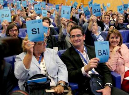 La presidenta del PP de Guipúzcoa, María José Usandizaga, el del PP vizcaíno, Antonio Basagoiti, y la secretaria general del PP, María Dolores de Cospedal, de (izqda. a dcha.), en el Congreso regional iniciado hoy en Bilbao.