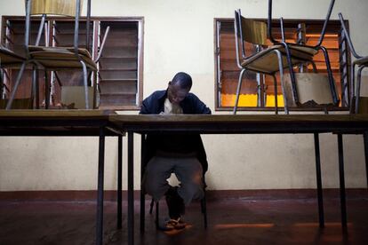 Recuerdo a este chico. Forma parte de un grupo de alumnos de la escuela Barada (Mozambique) que querían ser periodistas y disfrutaban entrevistando a los profesores extranjeros o a los cooperantes. A pesar de vivir situaciones muy precarias, tienen sueños y esperanzas, y van a por ellas. Tienen una fuerza de voluntad envidiable. Este estudiante se quedaba por la tarde en el comerdor del centro para sacar buenos resultados. Creo que esta fotografía es potente y positiva.