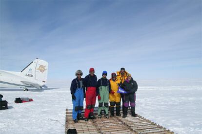 El equipo de TVE, en el continente helado, al inicio de la gran expedición a la Antártida.