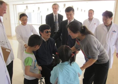 Chen Guangcheng saluda a su esposa y sus hijos.