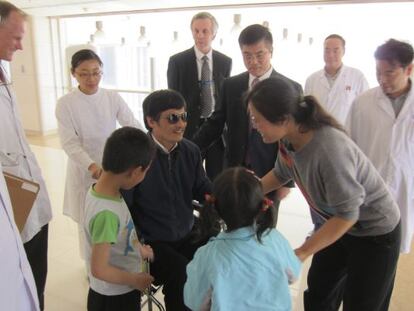 Chen Guangcheng saluda a su esposa y sus hijos.