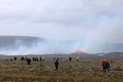 Turistas visitan una erupción volcánica en la península Reykjanes, en Islandia.