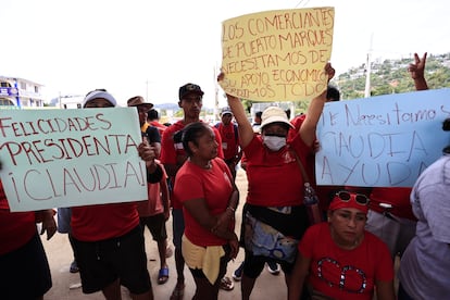 Habitantes y trabajadores de playa de la comunidad de Puerto Marqués, en Acapulco, protestan en la zona diamante durante la visita de la presidenta.