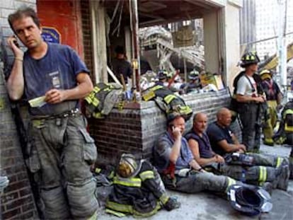 Bomberos de Nueva York, durante una pausa en las tareas de rescate del pasado día 13.