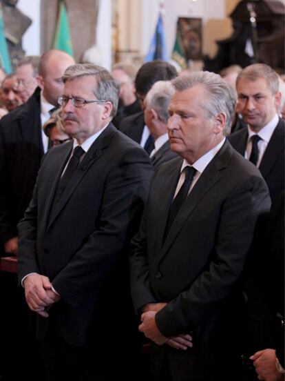 El ex presidente polaco, Aleksander Kwasniewski y el jefe de Estado polaco en funciones, Bronislaw Komorowski, ayer en Varsovia.