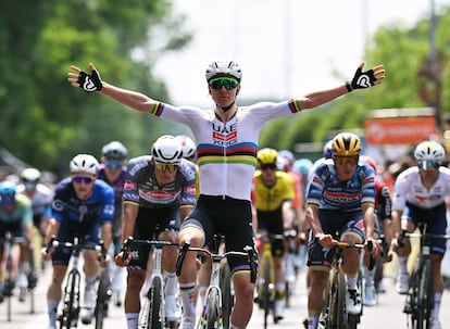 Tadej Pogacar celebra en la línea de meta tras ganar la primera etapa del Dauphiné 2025 este domingo.