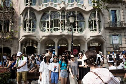 Turistas frente a la casa Batlló en Barcelona, la semana pasada.