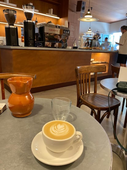 La cafeteria Frutas Selectas de Nomad al carrer Puajdes de Barcelona.