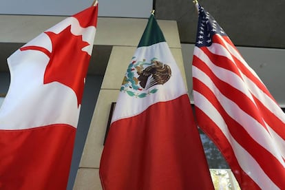 Las banderas de Canad&aacute;, M&eacute;xico y EE UU, en una de las &uacute;ltimas rondas de negociaci&oacute;n del TLC.