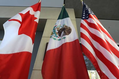 Las banderas de Canadá, México y EE UU, en una de las últimas rondas de negociación del TLC.