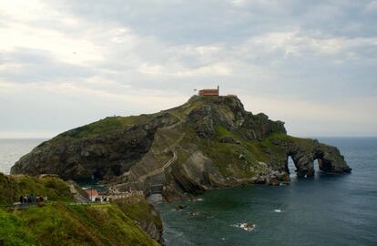 Una senda sinuosa conduce hasta San Juan de Gaztelugatxe, la locación elegida por HBO para situar la fortaleza de Rocadragón en la serie Juego de Tronos.