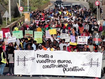 Unas 400 personas recuerdan la muerte de 15 inmigrantes en la frontera ceutí