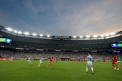 Messi conduce por el centro del campo en el estadio MetLife, este martes.