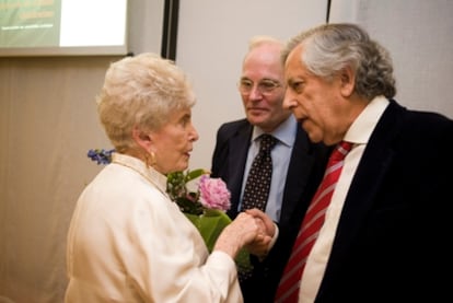 Kaya Mirecka Ploss, el editor Jaume Vallcorba (centro) y el periodista Miguel Ángel Aguilar, ayer en la presentación del libro de Jan Karski en la Residencia de los Estudiantes de Madrid.