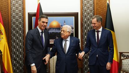 El presidente del Gobierno, Pedro Sánchez, con el presidente de la Autoridad Palestina, Mahmud Abbas, y el primer ministro belga, Alexander de Croo, el 23 de noviembre en Ramala (Cisjordania).
