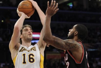 LaMarcus Aldridge defiende a Pau Gasol durante un partido de esta temporada.