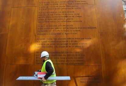 Planchas de madera con el poema 'Ciudad del paraíso' serigrafiado en la travesía Pintor Nogales, en Málaga.