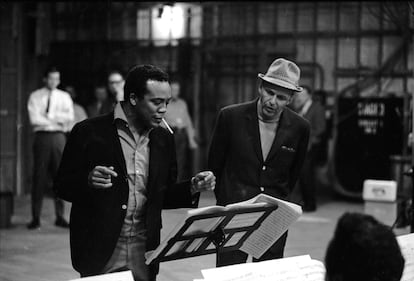 Quincy Jones y el cantante Frank Sinatra trabajando juntos en 1964. 