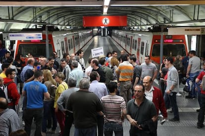 Trabajadores de FGC protestan durante la huelga de transporte del MWC de 2012.