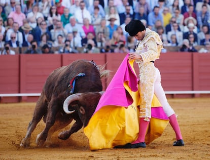 Juan Ortega, a la verónica, el pasado 26 de abril en la plaza de La Maestranza.