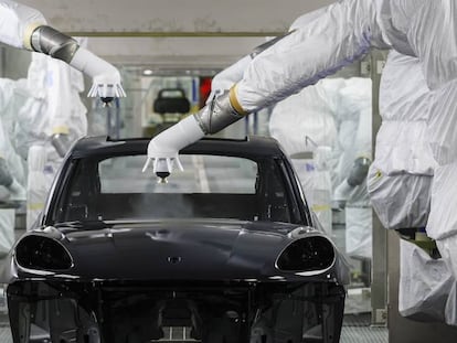 La automatización en el automóvil (en la foto, fábrica de Porsche en Leipzig), no impide que se creen otros puestos de trabajo.  