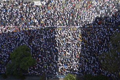 Ambiente de la manifestación en protesta contra el gobierno de Maduro que se celebró el 4 de marzo de 2014, mientras se realizaban los preparativos para el acto homenaje a Chávez, cuando se cumple un año de su muerte.