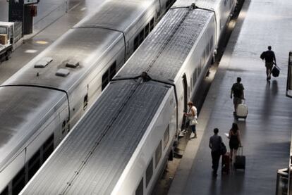 Pasajeros en la estación del AVE en Atocha (Madrid). Los viajes de negocios no priman el precio, los turísticos, sí.