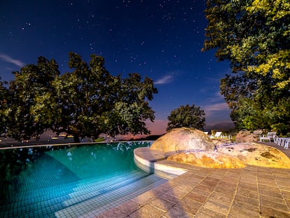 Vista de noche desde la piscina del hotel 'boutique' Nabia.