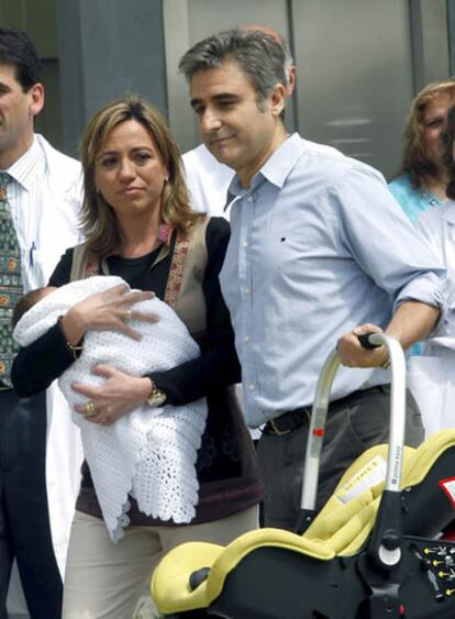 Carme Chacón, su marido, y su bebé, Miquel.