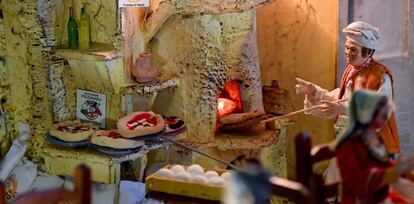 El nacimiento, cuya base está hecha con masa de pizza y elaborada por la Asociación de Pizzeros de Nápoles y artesanos de San Gregorio Armeno, decora la basílica de Santa Chiara en Nápoles (Italia) este lunes para celebrar el tercer aniversario de la entrada de la Pozzaiuolo napolitano en la lista de Patrimonio Inmaterial de la Humanidad. 