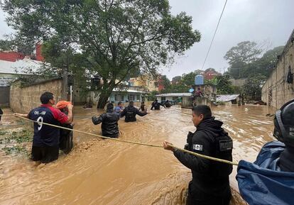 Policías estatales trabajan en el rescate de personas en el municipio de Xalapa. Las autoridades alertaron a la población a no bajar la guardia ya que el estado de emergencia no ha cesado debido a los deslaves.