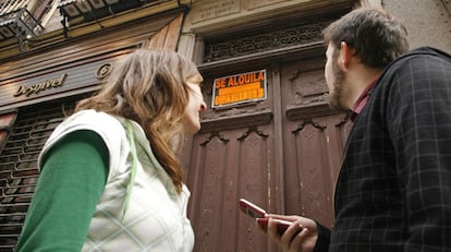 En ciudades como Madrid los que quieren alquilar un piso est&aacute;n obligados a pagar una mensualidad de la renta a la agencia. 