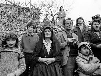 Residentes de un pueblo al norte de Albania tras la caída del régimen comunista en 1991.