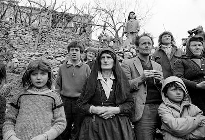 Residentes de un pueblo al norte de Albania tras la caída del régimen comunista en 1991.