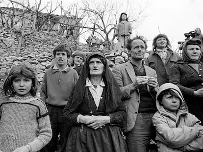 Residentes de un pueblo al norte de Albania tras la caída del régimen comunista en 1991.