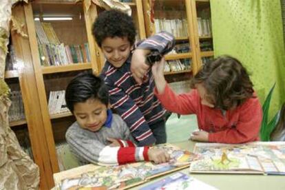 Alumnos del colegio madrileño Ciudad de Badajoz, en la biblioteca.