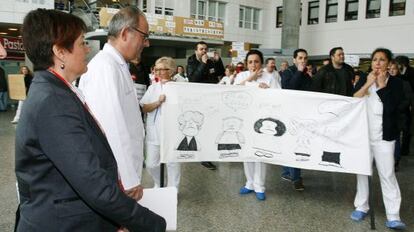 Protesta de personal sanitario de Ferrol ante la conselleira de Sanidade en febrero pasado.