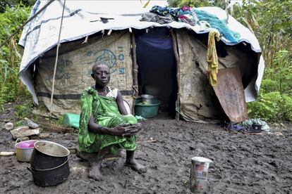 Una joven sentada frente a su vivienda después de que las fuertes lluvias destruyeron sus cultivos, en Lukurunyang, Sudán del Sur, el pasado 7 de septiembre. Las inundaciones han afectado a más de un millón de personas en África Oriental.