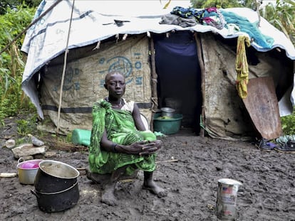 Una joven sentada frente a su vivienda después de que las fuertes lluvias destruyeron sus cultivos, en Lukurunyang, Sudán del Sur, el pasado 7 de septiembre. Las inundaciones han afectado a más de un millón de personas en África Oriental.