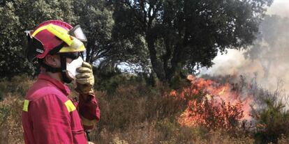 Un miembro de la UME trabaja para sofocar el incendio en la comarca del Alt Empordà.