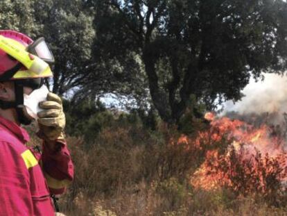 Un miembro de la UME trabaja para sofocar el incendio en la comarca del Alt Empordà.