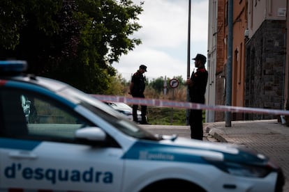 Dos agentes de policía frente a la vivienda, este martes en Calldetenes (Barcelona).