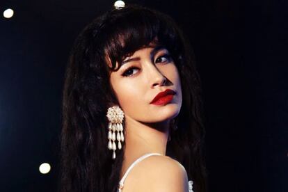 Christian Serratos en el papel de Selena.