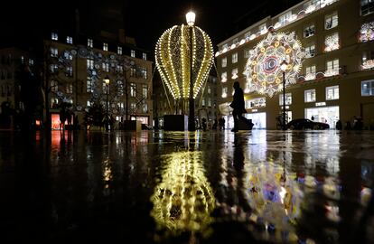 Luces de Navidad en París el 11 de diciembre. 