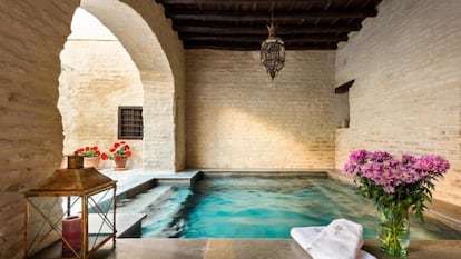 Piscina del hotel Palacio Bucarelli, en el centro histórico de Sevilla.