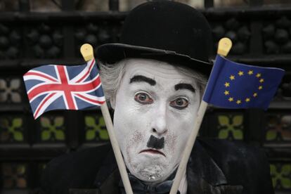 Manifestantes antibrexit frente al Parlamento británico en Londres durante la votación indicativa.
