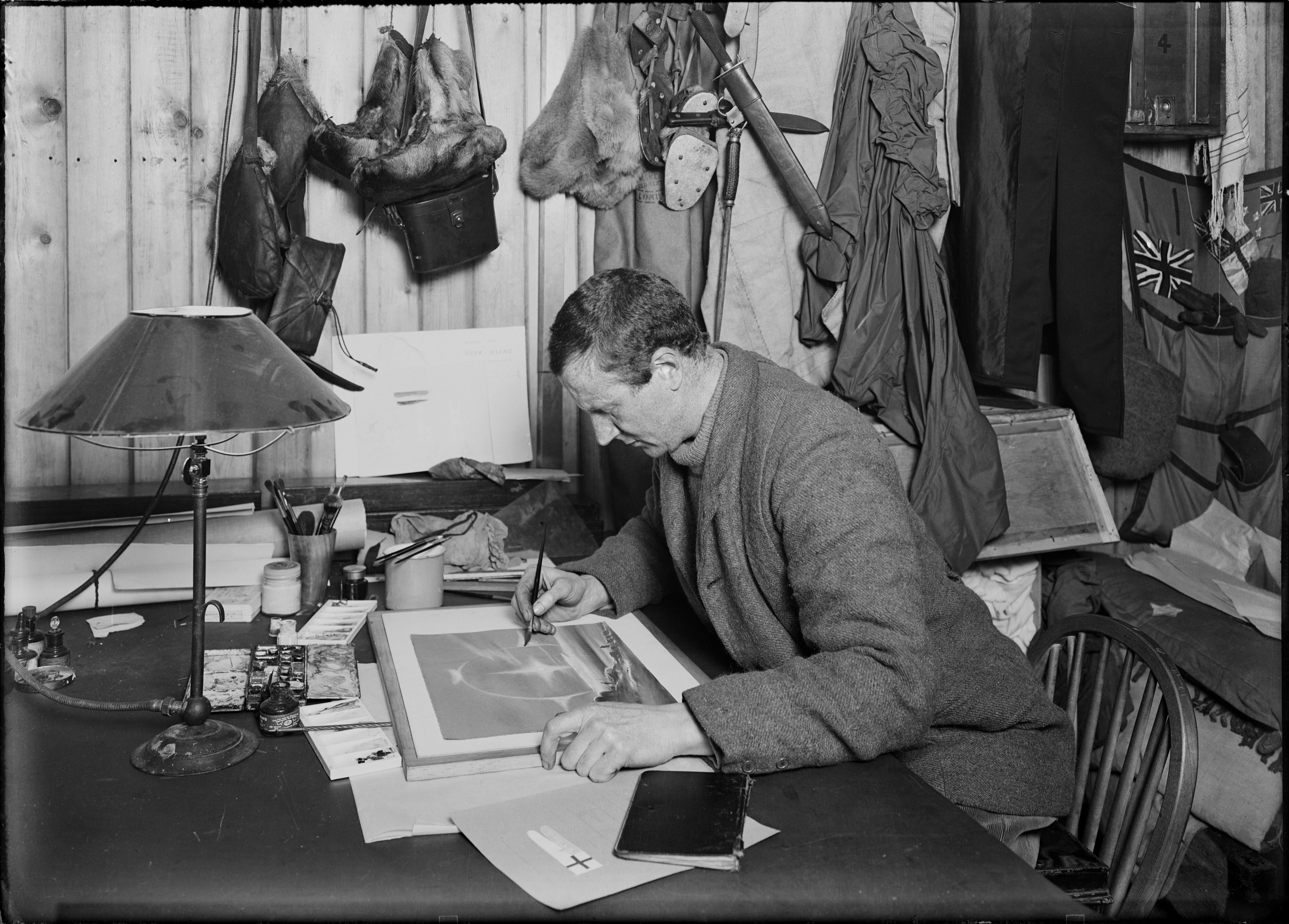 Wilson pinta en el campamento de la Antártida, durante la expedición Terra Nova del capitán Robert Falcon Scott, en 1911.